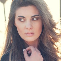 Ami Codovini 飾演 Hostess