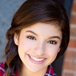 布里亞娜·薩拉茲 - 馬里布救生營演員 飾演Logan