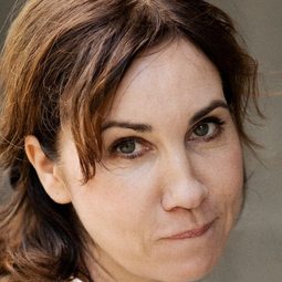 Kathrin Angerer 飾演 Angélique