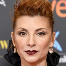 納瓦·尼姆利 飾演 Aurora