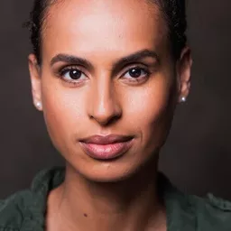 Hinde Rabbaj - 性治療夏令營演員 飾演Aisha