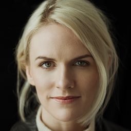 Sophia Heikkilä 飾演 Mother