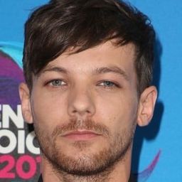 路易·湯姆林森 飾演 Boy Finding Body