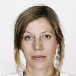 Jule Böwe - 歡樂酒吧演員 飾演