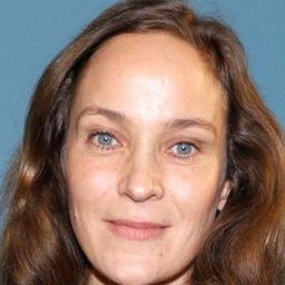 Jeanette Hain 飾演 Leni Röhm