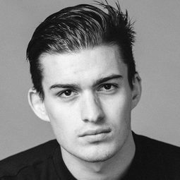 Daniel Rived 飾演 Tano