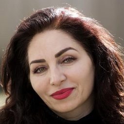 娜茲米耶·歐拉 - 因為友你演員 飾演Maryam