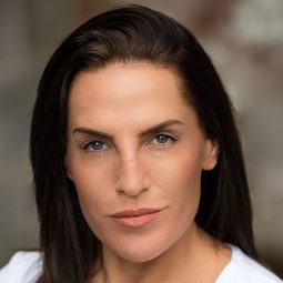 Stacey Lynn Crowe 飾演 Prisoner