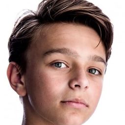 Sonny Coops van Utteren 飾演 Sam