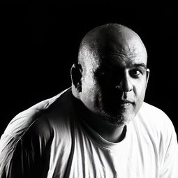 Mohammad Ashkanfar 飾演 Flower Seller