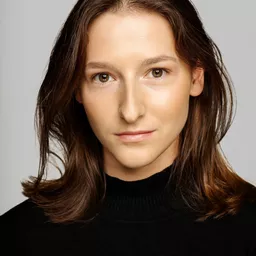 阿德涅什卡·拉吉達 飾演 Roksana