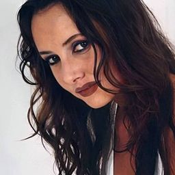 Vladimira Pitelova 飾演 Lucia