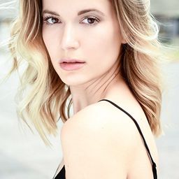 Emma Johnson 飾演 Jennifer Searles