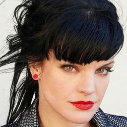 Pauley Perrette 飾演 Mom