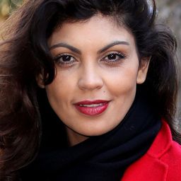 娜維爾·瑪達尼 飾演 Mia