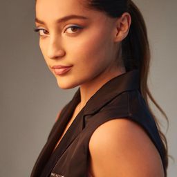 雷希娜·雷諾索 飾演 Alicia Solís