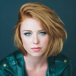 Perrie Voss 飾演 Elena