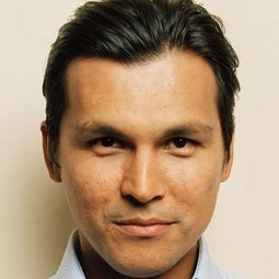 亞當·貝奇 - 冰雪戰士演員 飾演TC Cardinal