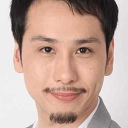 前田 弘喜 飾演 Announcer (voice)