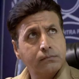 Nissar Khan 飾演 Dhanraj Makhija
