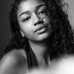 Zoë Love Smith - 我的外公占爸演員 飾演Isa