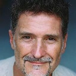 Laurent Morteau 飾演 Gilbert