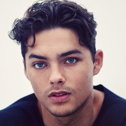 泰斯伯曼斯 飾演 Rogier