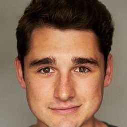 Fred Haig 飾演 Lee