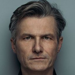 Alexander Stecher 飾演 Magistrate Gnas