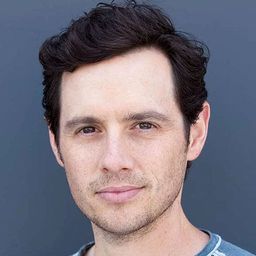 Patrick Cavanaugh 飾演 Tobe