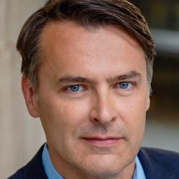 Bryan J. McHale - 秩序演員 飾演Bank Manager