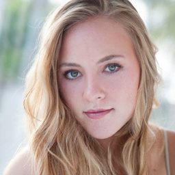 Hannah Robinson - 灰姑娘的玻璃手機演員 飾演Young Sam