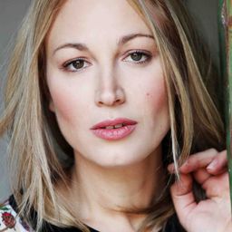 Barbara Bonanni - 雙重追擊演員 飾演Hostess Aereoporto