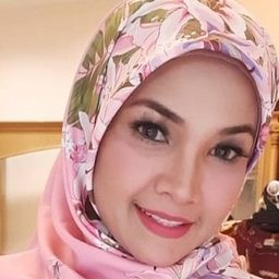 Zarina Zainuddin 飾演 Ibu Hardy