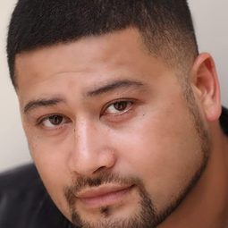 約翰·圖伊 飾演 Kal