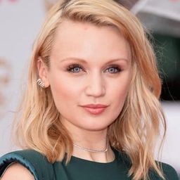 Emily Berrington 飾演 Katie