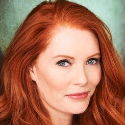 Kimberly Crandall 飾演 Jeanie Palet