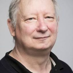 Brian Pettifer 飾演 Village Man