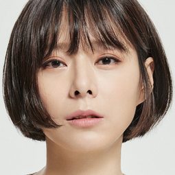 Kim Na-Mi 飾演 D
