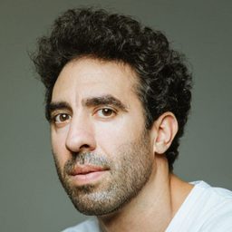 Juan Barreiro 飾演 Uruguayan Police Officer