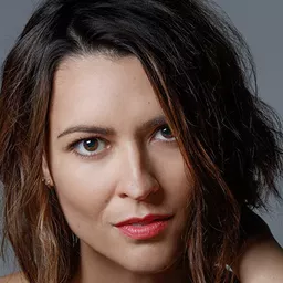 Elle LaMont 飾演 Alice