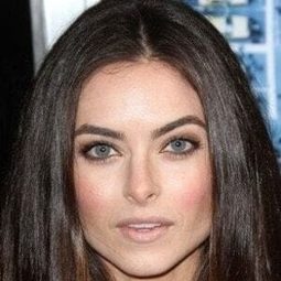 Brooke Lyons 飾演 Dori