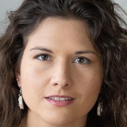 Kate Szekely 飾演 Kim