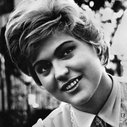 Gina Rovere 飾演 Jolinka