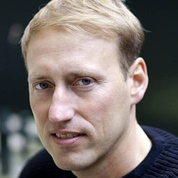 詹·奧利弗·施羅德 飾演 Hans