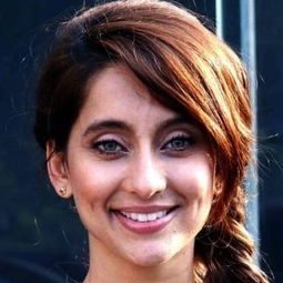 Anusha Dandekar 飾演 VJ Sophaya