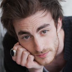 Léon Garel 飾演 Max