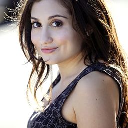 Lucy DeVito 飾演 Annabelle