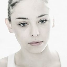 Zsófia Psotta 飾演 Lili