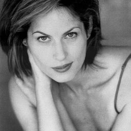 Liesl Lombardo 飾演 Alex Neville